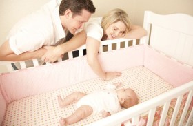 تحذير للآباء بشأن خطأ  قاتل يرتكبونه عند وضع الأطفال في الفراش