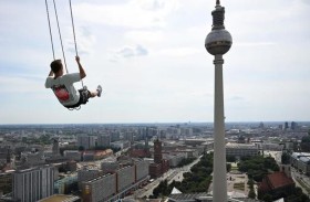 برلين تتيح تجربة أعلى أرجوحة بأوروبا
