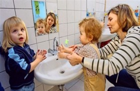 الغسل المتكرر لليدين قد يضر بشرة الأطفال