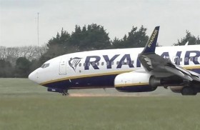 هبوط خطأ لطائرة والنيران تشتعل أسفلها 