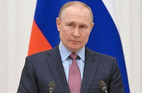 صورة بوتن على دمية من أجل اللعنة