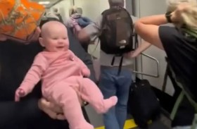 رضيعة تعتذر للركاب واحداً تلو الآخر بعد نوبة بكاء