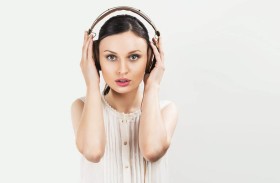 علماء يحذرون من مواد مسرطنة في الألعاب وسماعات الرأس