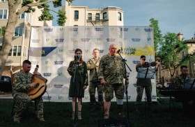  من الجبهة إلى واشنطن.. «القوات الثقافية» في الجيش الأوكراني تغني أملا 