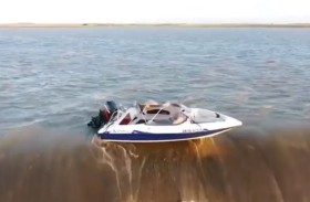 قارب يعلق على حافة شلال شاهق