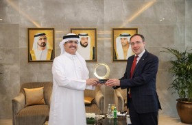 سعيد الطاير ووزير الدولة لشؤون الترويج التجاري الأيرلندي يبحثان التعاون المشترك