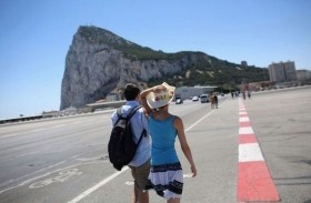 مطار يوفر فرصة للمسافرين بالتجوال بين الطائرات