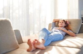 أسباب غير متوقعة تجعل الاستلقاء على الأريكة مفيدا لصحتنا!