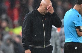 سلوت في مرمى الانتقادات بعد انهيار ليفربول أمام سان جرمان