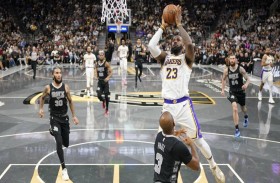 ديفيس وجيمس يقودان ليكرز إلى فوز خامس تواليا