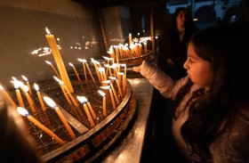 بيت لحم تحيي الميلاد بحزن وصمت.. ومظاهر العيد تغيب في كنيسة المهد 