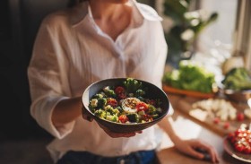 طبيبة تكشف مخاطره على الهرمونات والإنجاب