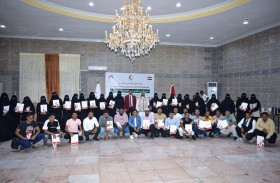 الهلال الأحمر يكرّم متطوعيه في المكلا