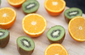 الكيوي والبرتقال.. أيهما أفضل للحصول على فيتامين C؟