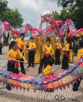 أطفال يستعدون لرقصة التنين أمام معبد A-Ma خلال احتفالات كوان تاي في ماكاو بالصين - ا ف ب
