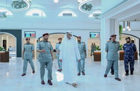 ولي عهد الشارقة يتفقد مركز خدمات المرور والترخيص 