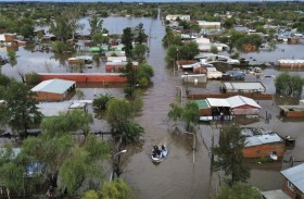 فرار سكان أستراليا لأسطح المنازل بسبب فيضانات مفاجئة