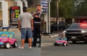 توقيف رجل يقود «سيارة باربي» 