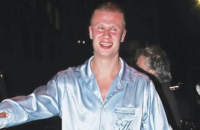 هالاند يسجل اسمه كعلامة تجارية  على «بيجاما حرير»