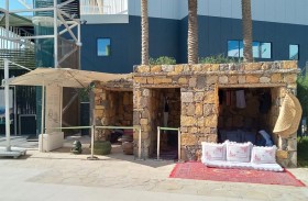 الزوار يحرصون على تذوق القهوة العربية واللقيمات في القرية التراثية بأكسبو ٢٠٢٠ 