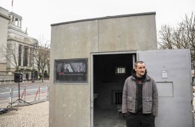 مجسم لزنزانة نافالني قبالة سفارة موسكو في برلين 