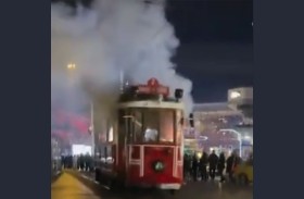 اشتعال النيران بقطار تقسيم الشهير في إسطنبول 