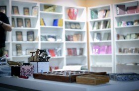 عبد الظاهر.. أربعة أجيال تواصل تجليد الكتب وتذهيب نقوشها 