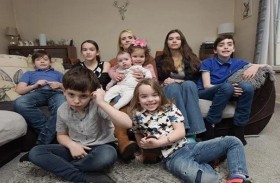 تتحدى توقعات الأطباء بإنجاب 9 أطفال