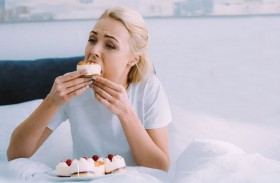 كيف تجبرك بكتيريا أمعائك على اشتهاء السكريات والدهون؟