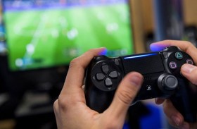 تكافئ زوجها بألعاب الفيديو عن عمله في المنزل