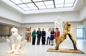 براد بيت يفتتح أول معرض لمنحوتاته 