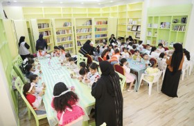 بلدية الحمرية تواصل برامجها بورشة فنية في تلوين المداخن 