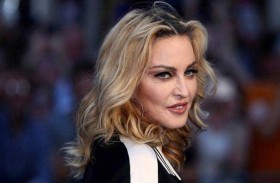 مادونا في ورطة.. طلبت من رجل على كرسي متحرك «الوقوف»