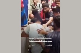 ينقذ طفله من الموت بعد سقوطه تحت قطار 