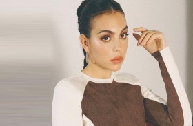 جورجينا رودريغيز تضحك على طريقة غناء ابنتها