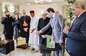 شيخ الأزهر والبابا فرنسيس يتسلمان درعي جائزة زايد للأخوة الإنسانية 