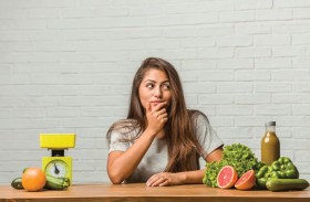 ضوضاء الطعام.. لماذا يستمر تفكيرك بالطعام رغم الشبع؟