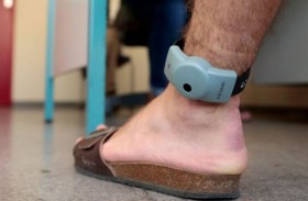 حُكم بتركيب سوار إلكتروني لمجرم بدلاً من السجن