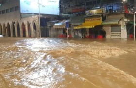 إنقاذ بطولي لطالبة من سيول جارفة.. وفيديو مرعب لفقدان شاب