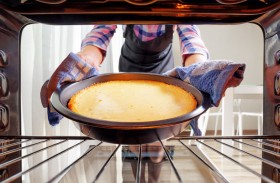 تُغرَّم وتفقد رخصتها بسبب كعكة