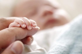 عودة رضيعة إلى حضن والدتها بعد ساعات من اختطافها