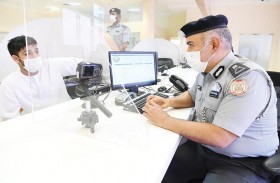 مدير عام شرطة أبوظبي يلتقي المتعاملين في مركز فحص السائقين