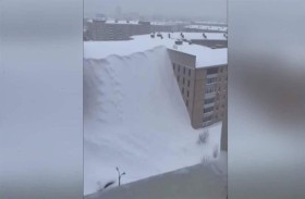 روسيا.. الثلوج تدفن مبان سكنية 