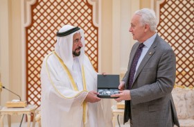 حاكم الشارقة يلتقي رئيس الجامعة الأمريكية في القاهرة