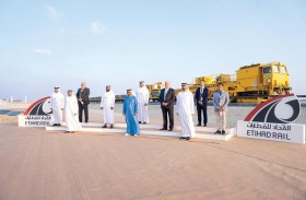 حمدان بن زايد يدشن أعمال مد قضبان السكك الحديدية للمرحلة الثانية من مشروع قطار الاتحاد