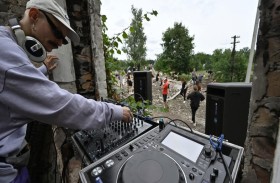 في أوكرانيا... إزالة حطام الحرب على وقع الموسيقى 