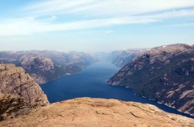 إدانة طبيب حاول قتل زوجته بدفعها من أعلى جرف !