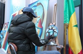 فنان سنغالي يقدم المجتمع الأفريقي لزائري إكسبو دبي عبر لوحاته الفنية