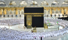 أول صلاة بالحرم المكي  دون تباعد اجتماعي