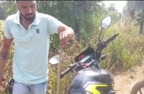 يركبان دراجة مع كوبرا سامة 